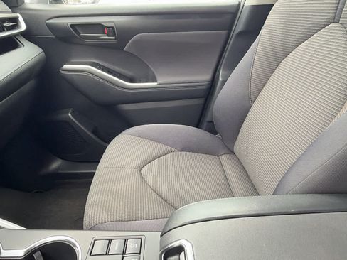Used 2025 Toyota Highlander LE FWD image 12