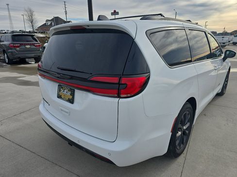 Used 2023 Chrysler Pacifica Touring w/ S Appearance Package image 8