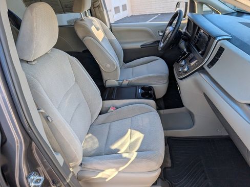 Used 2015 Toyota Sienna LE image 9
