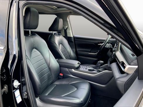 Used 2020 Toyota Highlander XLE AWD/4WD image 9