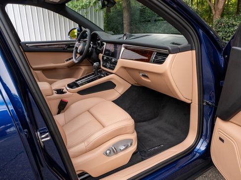 Used 2024 Porsche Macan image 32