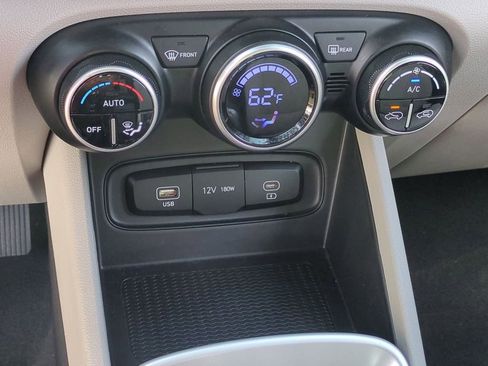 Used 2025 Hyundai Venue SEL FWD image 19
