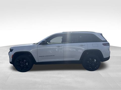 New 2025 Jeep Grand Cherokee Altitude image 4