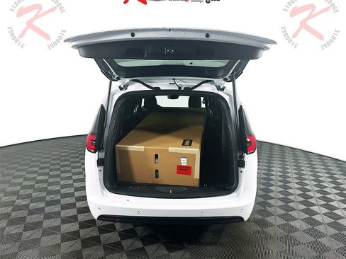 New 2025 Chrysler Pacifica Select w/ Fav Edition Package image 16