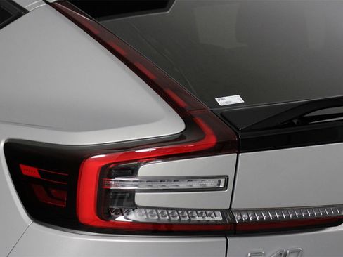 Certified 2023 Volvo C40 Recharge Core w/ Climate Package image 18