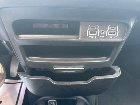 Used 2025 Chrysler Pacifica Select FWD image 30