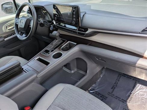 Used 2024 Toyota Sienna LE FWD image 19
