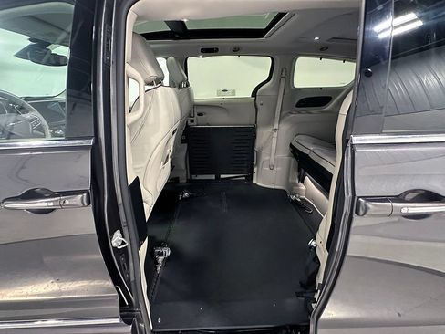 Used 2017 Chrysler Pacifica Limited FWD image 14