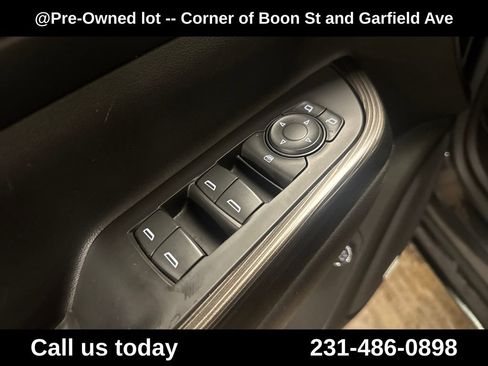Used 2017 GMC Acadia SLT AWD/4WD image 16