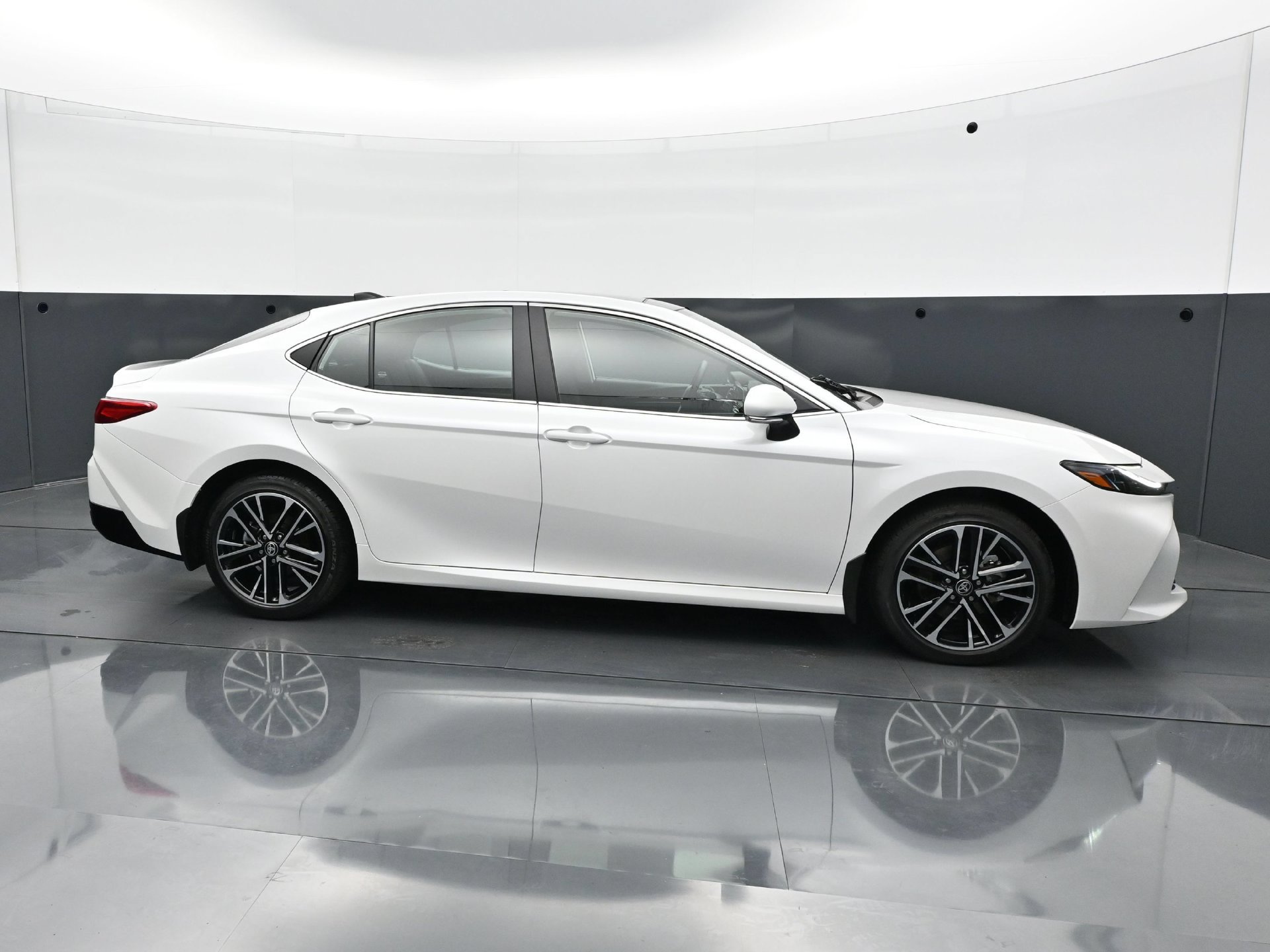 Used 2025 Toyota Camry XLE AWD/4WD image 8