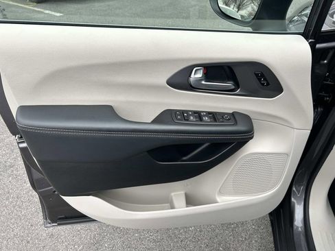 Used 2023 Chrysler Pacifica Touring-L image 24