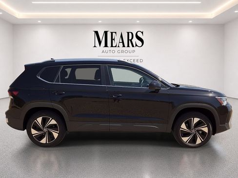 Used 2025 Volkswagen Taos SE AWD/4WD image 6