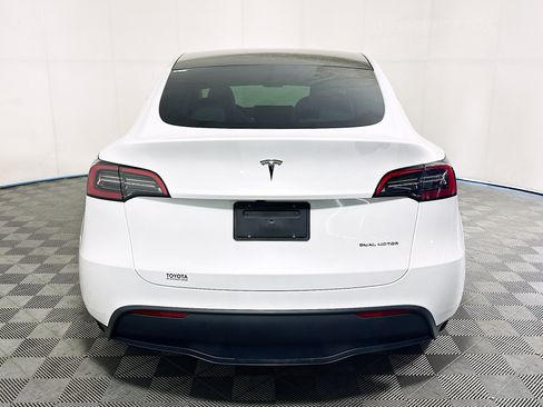 Used 2024 Tesla Model Y Long Range AWD/4WD image 4