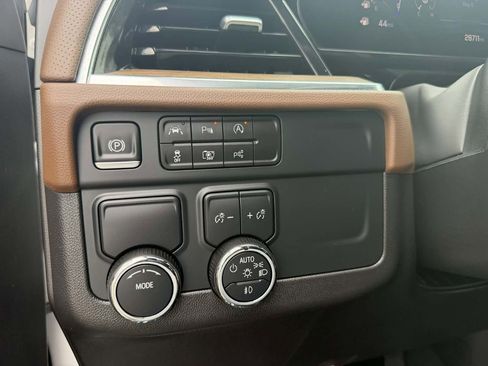 Used 2025 Chevrolet Tahoe High Country RWD image 18