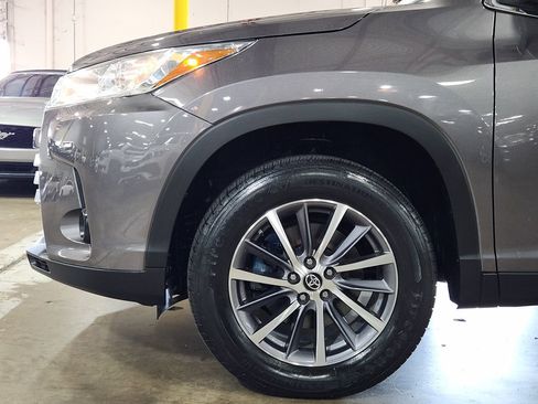 Used 2019 Toyota Highlander XLE FWD image 5