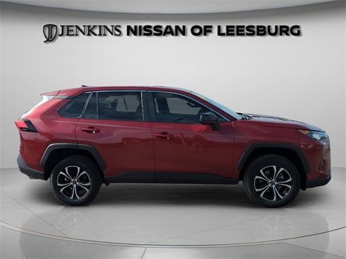 Used 2022 Toyota RAV4 LE image 7