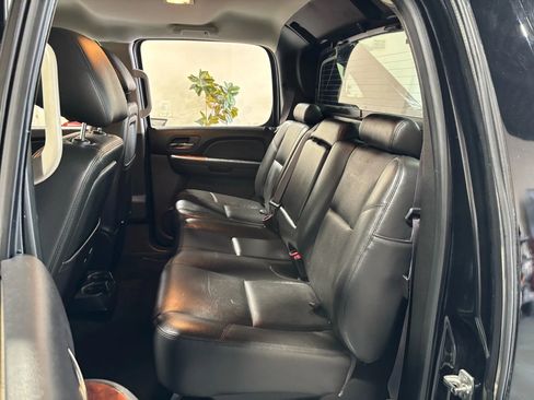 Used 2013 Chevrolet Avalanche LTZ image 9