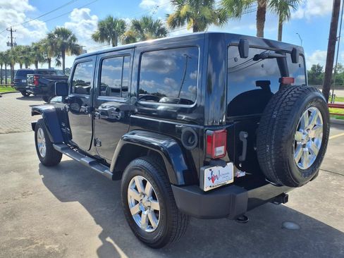 Used 2017 Jeep Wrangler Unlimited Sahara w/ Connectivity Group AWD/4WD image 8