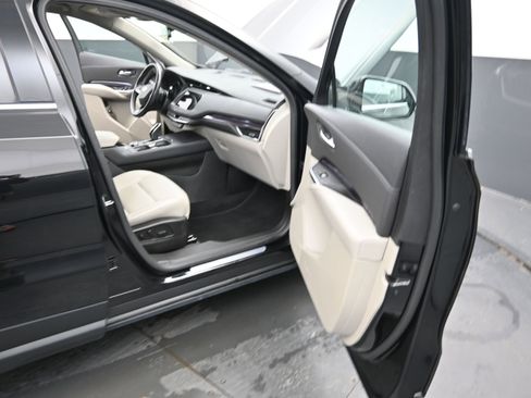 Used 2023 Cadillac XT4 Luxury w/ Cold Weather Package image 21