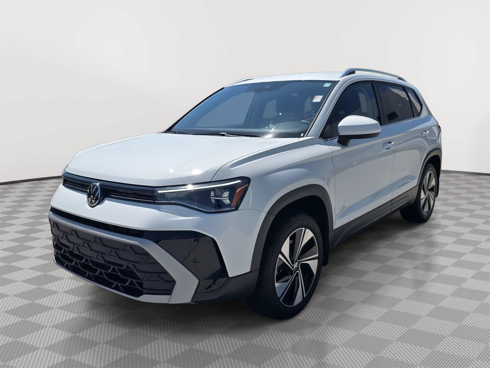 Used 2025 Volkswagen Taos SE AWD/4WD image 3