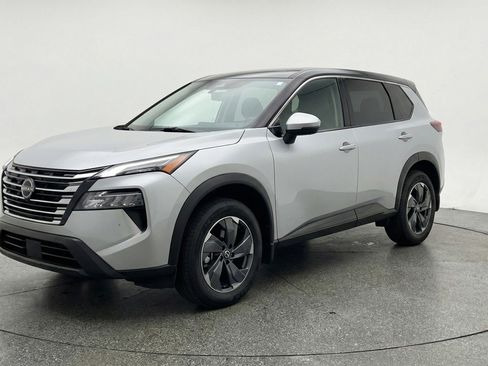 Used 2025 Nissan Rogue SV image 3