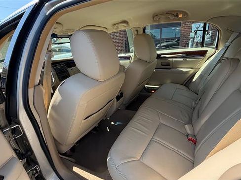 Used 2011 Lincoln Town Car Signature Limited RWD image 21