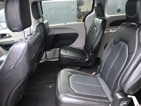 Used 2024 Chrysler Pacifica Touring-L FWD image 20