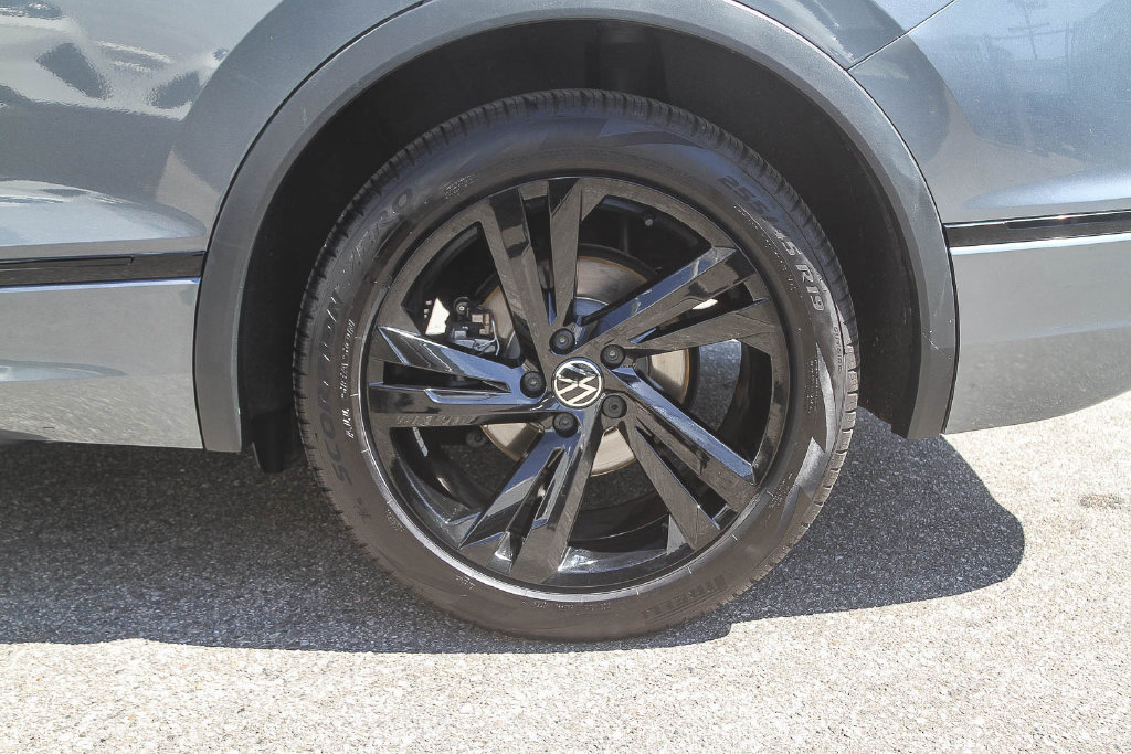 Used 2024 Volkswagen Tiguan SE R-Line FWD image 8