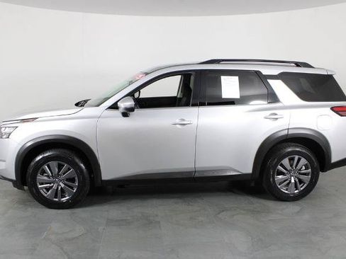 Certified 2025 Nissan Pathfinder SV FWD image 14