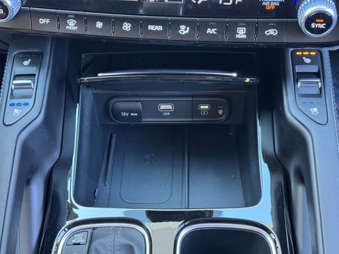 Used 2025 Kia Telluride EX w/ EX Captain's Chair Package AWD/4WD image 30