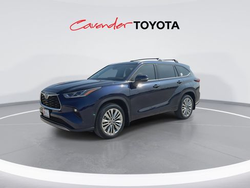 Certified 2025 Toyota Highlander Platinum AWD/4WD image 4