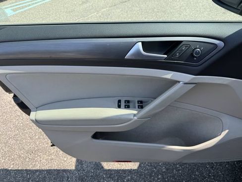 Used 2019 Volkswagen Golf S FWD image 25