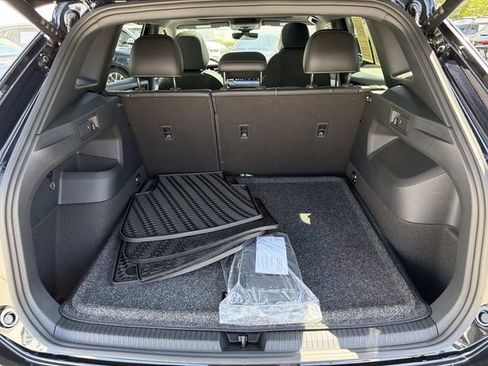 Used 2025 Volkswagen Tiguan SE R-Line FWD image 5