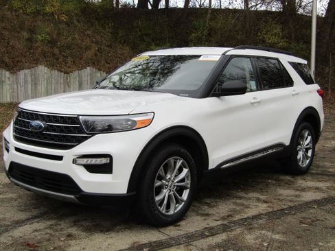 Certified 2023 Ford Explorer XLT w/ Equipment Group 202A image 8