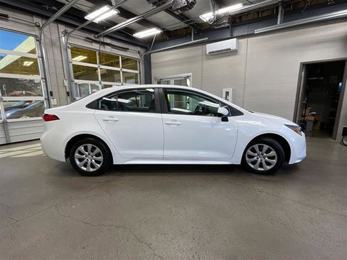 Used 2022 Toyota Corolla LE FWD image 6