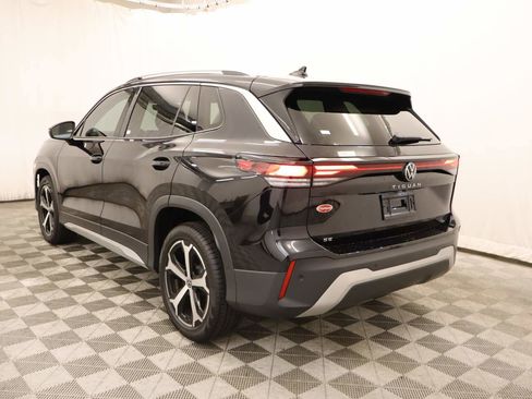 Used 2025 Volkswagen Tiguan SE image 3