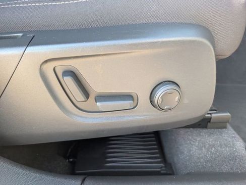 Used 2023 Volvo XC40 B5 Core image 23