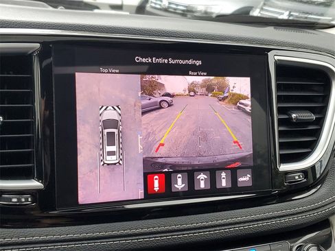 Used 2022 Chrysler Pacifica Limited image 27