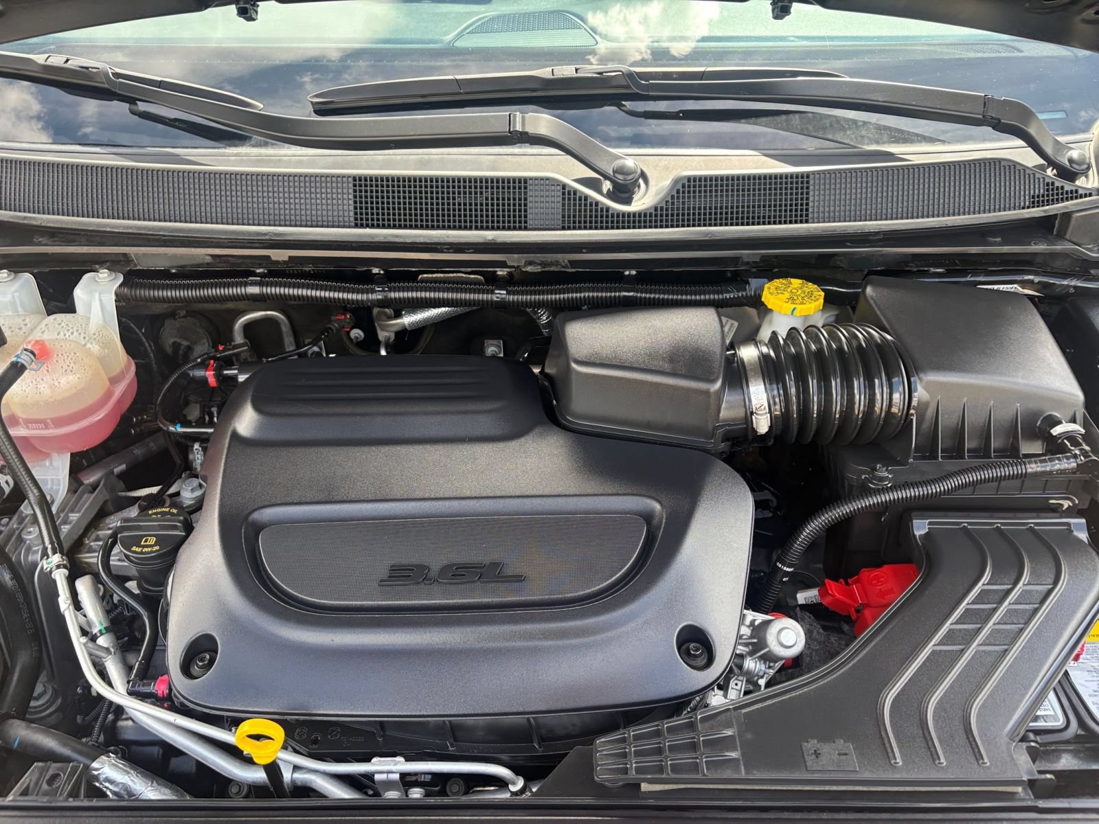 Used 2025 Chrysler Pacifica Limited FWD image 36