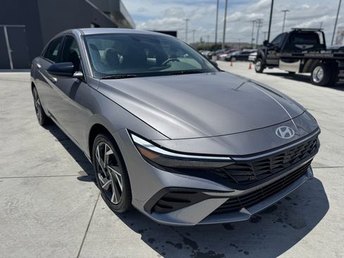 New 2025 Hyundai Elantra SEL image 3