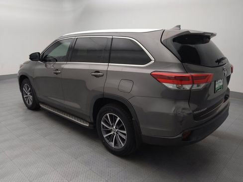 Used 2019 Toyota Highlander XLE FWD image 3