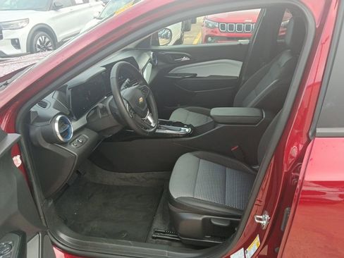 Used 2025 Chevrolet Trax LT w/ LT Convenience Package FWD image 4