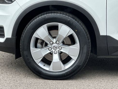 Used 2020 Volvo XC40 T5 Momentum image 24