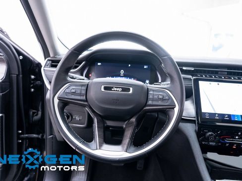 Used 2022 Jeep Grand Cherokee Limited image 17