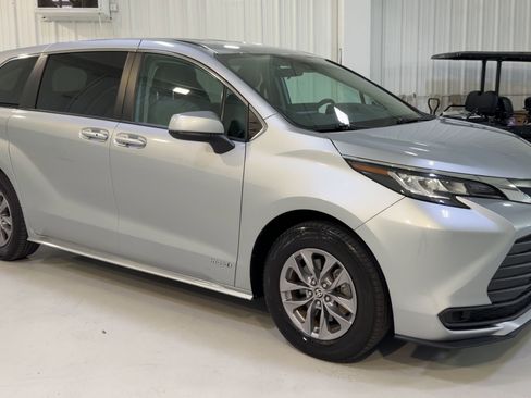 Used 2021 Toyota Sienna LE FWD image 3