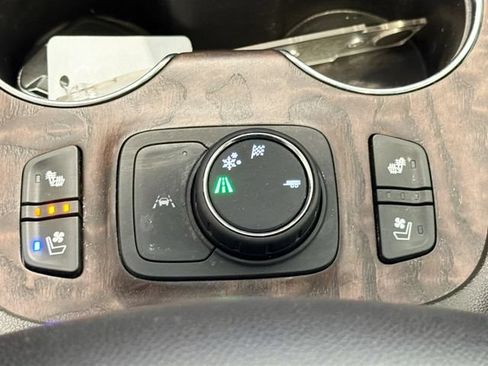 Certified 2022 GMC Acadia Denali w/ Denali Ultimate Package FWD image 19