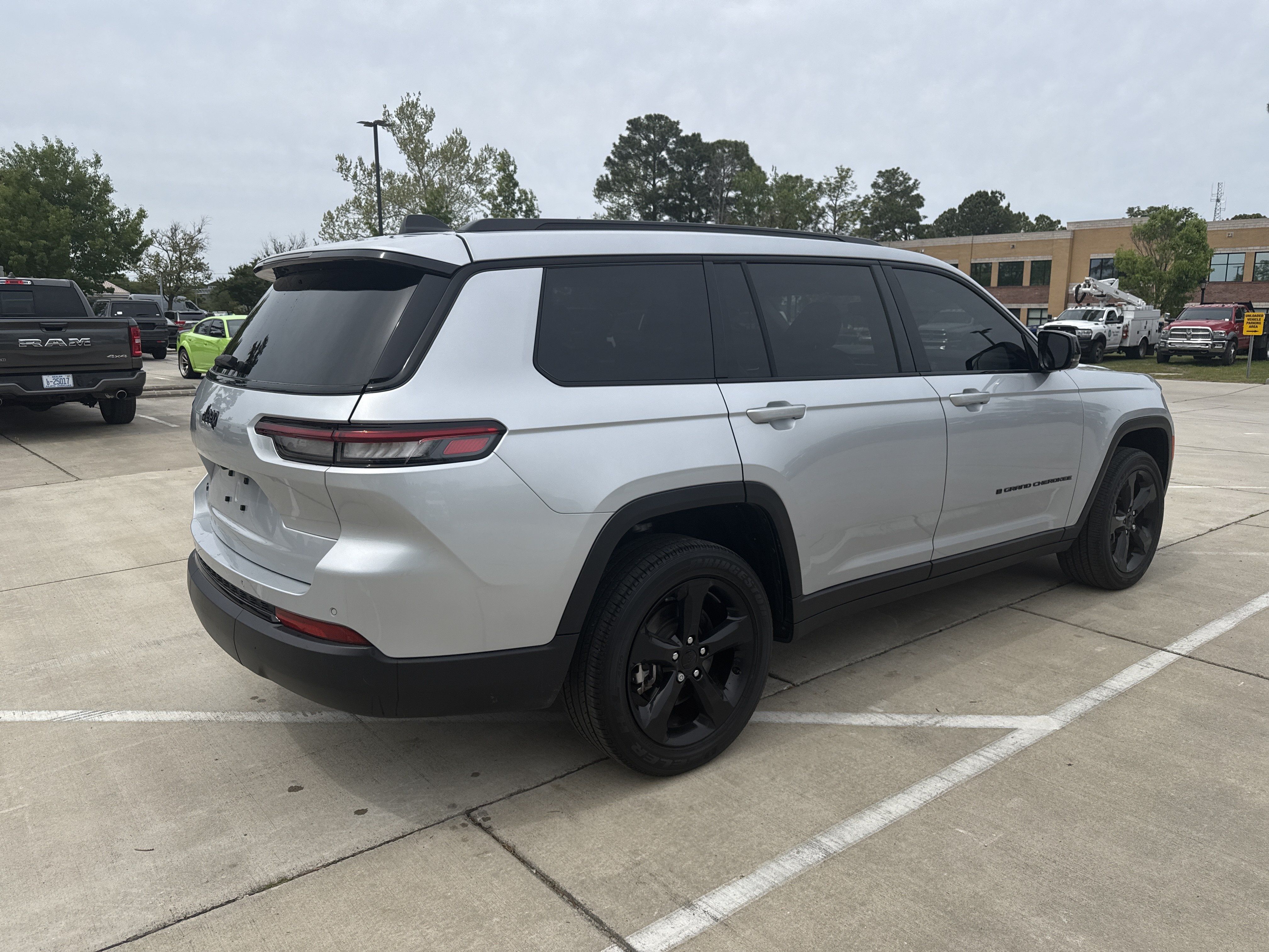 Used 2024 Jeep Grand Cherokee L Laredo AWD/4WD image 9
