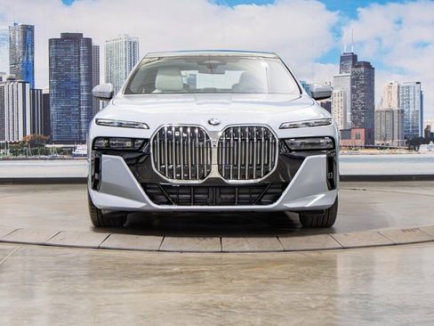 Used 2025 BMW 760i xDrive w/ Executive Package image 3