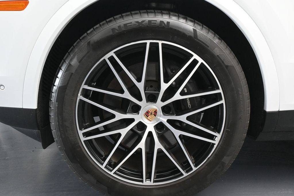 Used 2025 Porsche Cayenne AWD/4WD image 34