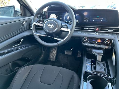 Used 2025 Hyundai Elantra SEL image 22